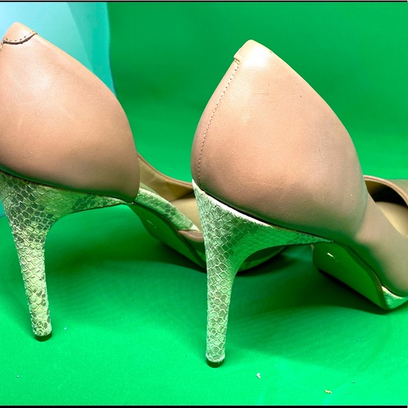 Ann Taylor Round Swirl Tan Snakeskin Heels - Picture 2 of 5